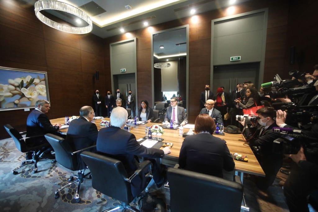 Sostuvimos reunión con nuestro buen amigo Serguéi Lavrov. Revisamos nuestras relaciones estratégicas bilaterales y el complejo escenario internacional. Venezuela reafirmó el principio de igualdad soberana de los Estados como vía para preservar los equilibrios en aras de la paz.