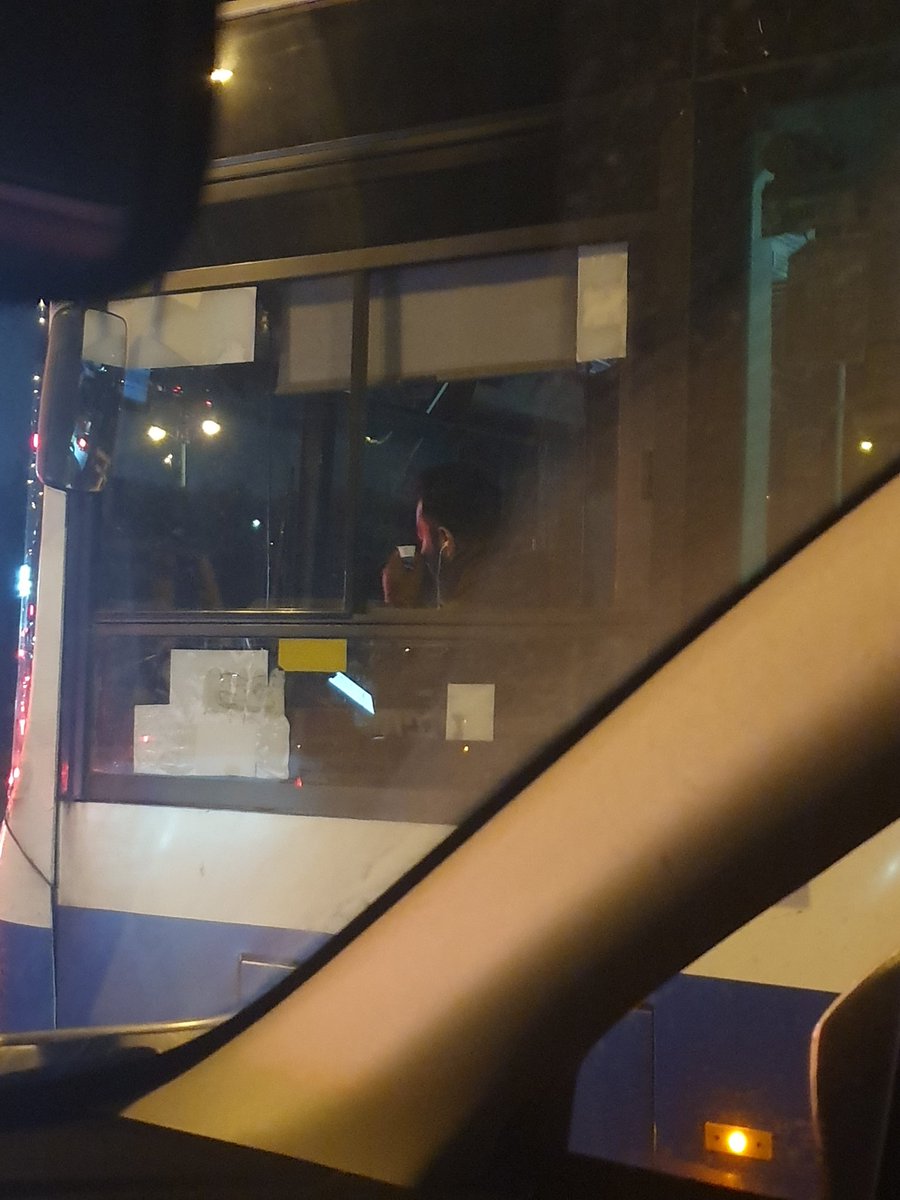 אני מרגישה הכי בטוחה כשנהג האוטובוס שלי בטלפון עם אוזניות במהלך הנסיעה