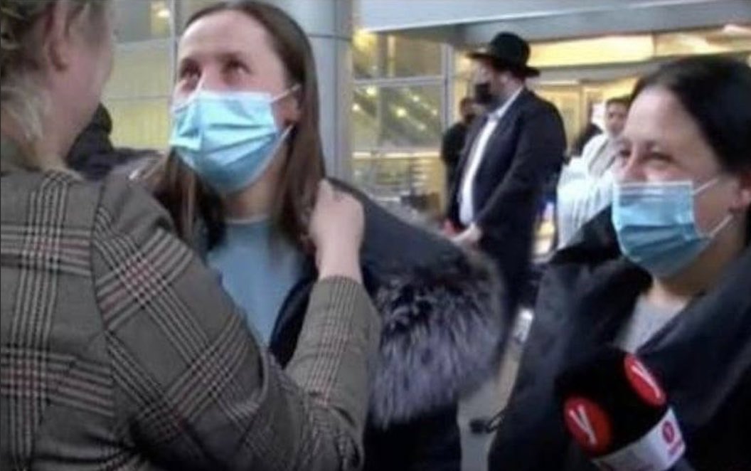 Während der Shoah versteckte die Ukrainerin Maria Blishchik ein jüdisches Mädchen in ihrem Haus und rettete so Fanya Bass das Leben.
Letzte Woche hat die Enkelin von Fanya Bass 2 Ukrainerinnen zur Flucht aus der Ukraine nach Israel verholfen. Die Enkelinnen von Maria Blishchik.