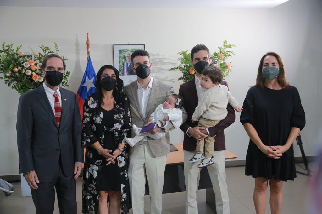 ¡Felicidades Jaime y Javier! ¡Qué viva el amor Pabla y Consuelo! Las familias 🇨🇱, todas las familias, están de fiesta xq #AmorEsAmor, y todos somos al fin iguales ante la ley. Feliz x los hijos e hijas. Que el ♥️ genuino sean siempre pilares de su unión🙌🏻