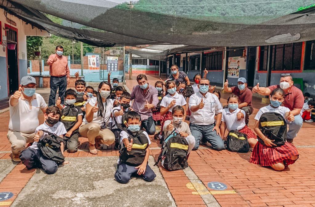 cealropa's tweet photo. Agradecemos al grupo @Bancolombia el apoyo en la entrega de cerca de 350 kits escolares en la institución educativa de Playarica. Responsabilidad social empresarial que aporta en el mejoramiento de las condiciones de vida de los menos favorecidos. https://t.co/CADHBj4M7v