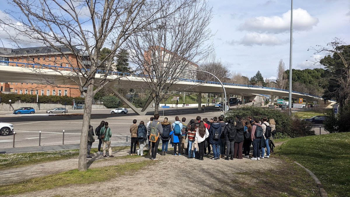 Jorge_Bernabeu's tweet photo. Hoy clase fuera del aula. Hemos recorrido los puentes de Ciudad Universitaria: puente de los Franceses, nuevo puente viario de los franceses, viaducto del Aire (está pero no se ve) y viaducto de Quince Ojos
#PuentesDeMadrid @la_upm @IEducativa_UPM @caminosupm @Delegacion_ICCP https://t.co/zx0H4NIA0W