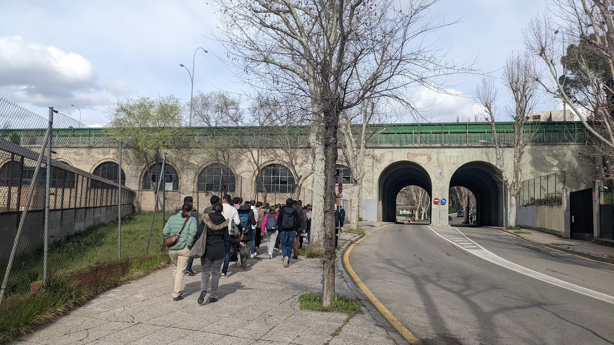 Jorge_Bernabeu's tweet photo. Hoy clase fuera del aula. Hemos recorrido los puentes de Ciudad Universitaria: puente de los Franceses, nuevo puente viario de los franceses, viaducto del Aire (está pero no se ve) y viaducto de Quince Ojos
#PuentesDeMadrid @la_upm @IEducativa_UPM @caminosupm @Delegacion_ICCP https://t.co/zx0H4NIA0W