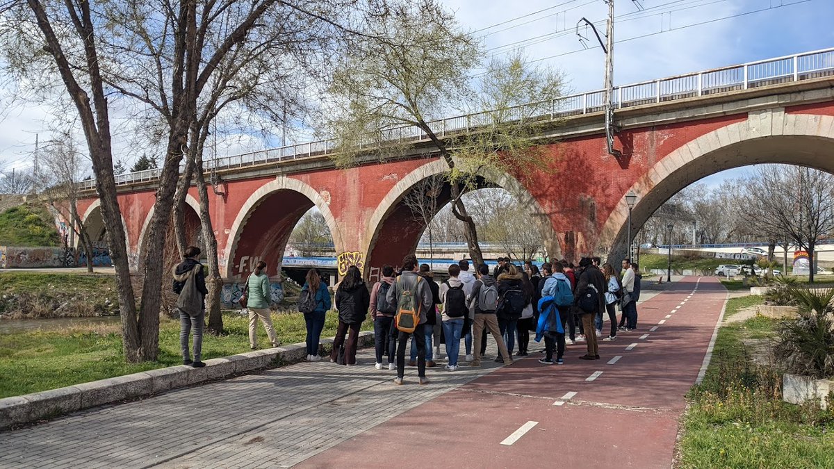 Jorge_Bernabeu's tweet photo. Hoy clase fuera del aula. Hemos recorrido los puentes de Ciudad Universitaria: puente de los Franceses, nuevo puente viario de los franceses, viaducto del Aire (está pero no se ve) y viaducto de Quince Ojos
#PuentesDeMadrid @la_upm @IEducativa_UPM @caminosupm @Delegacion_ICCP https://t.co/zx0H4NIA0W
