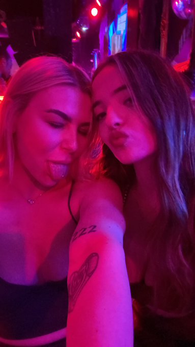 my new gf is so hot @amyreyn1 https://t.co/novUTkiSrw<a class="tags" href="/tag/amyreyn1">@amyreyn1</a>