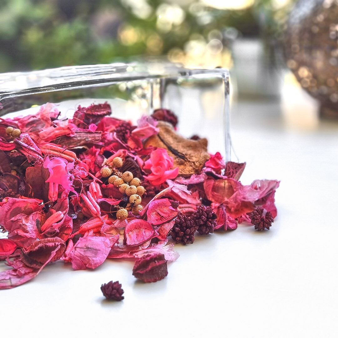 Discover Farmacia SS. Annunziata Potpourri. A mixture of precious petals, barks and leaves in seven scents that will freshen and beautify any room. Shop gentilscents.com.

#homefragrance #homedecor #roomfragrance #aroma #scent