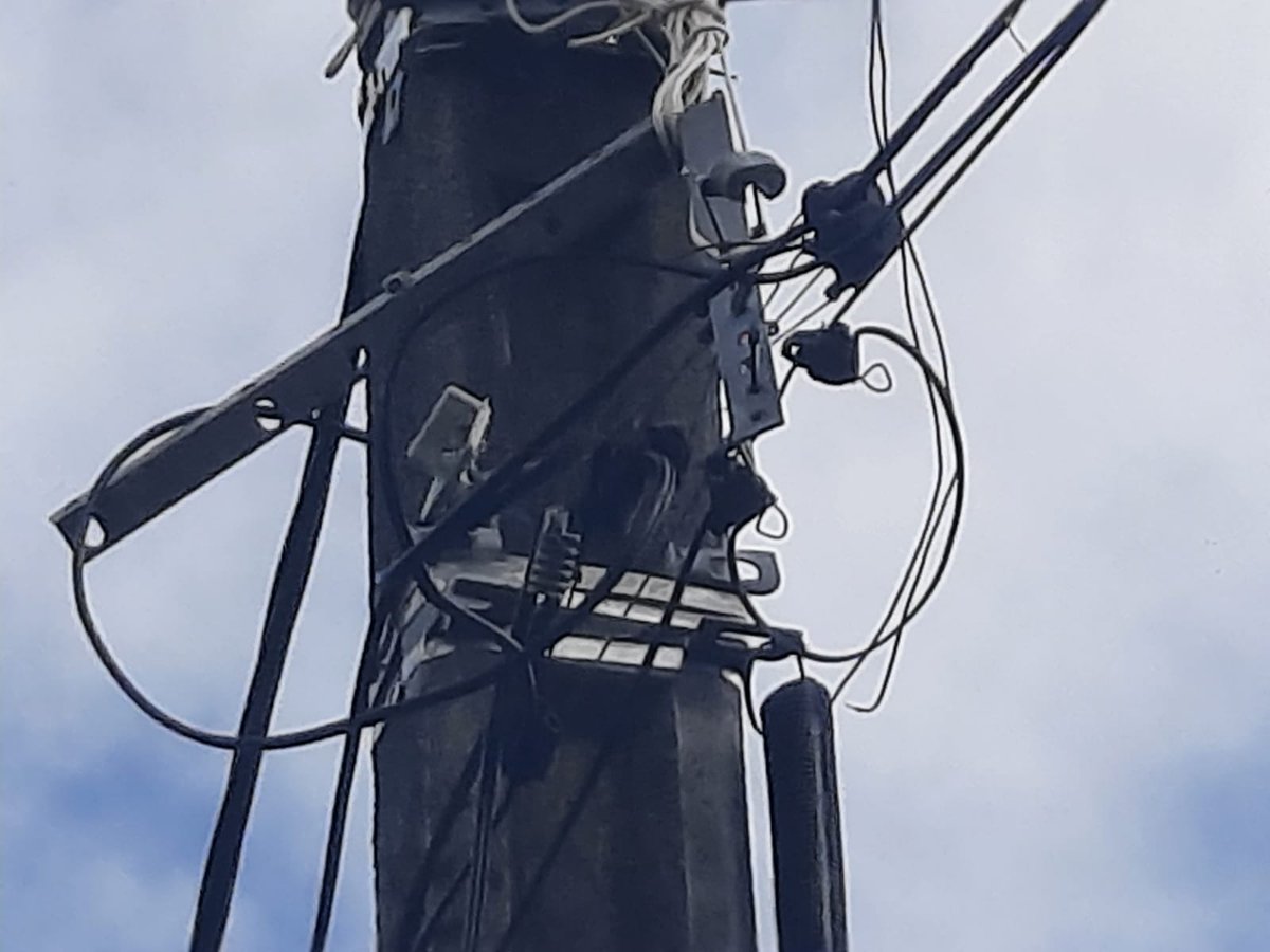 Suite de nos péripéties a La Réunion. Le réseaux Cuivre &amp; Fibre est fortement impacté, tous comme les infrastructures. Un objectif : Tout rétablir au plus vite, même en provisoire 👍 <a href="/olivierdefosse/">Olivier Defosse</a> <a href="/eric_grand/">ric</a> #UISO #Renforts #nouléansamb #noulésolidaires