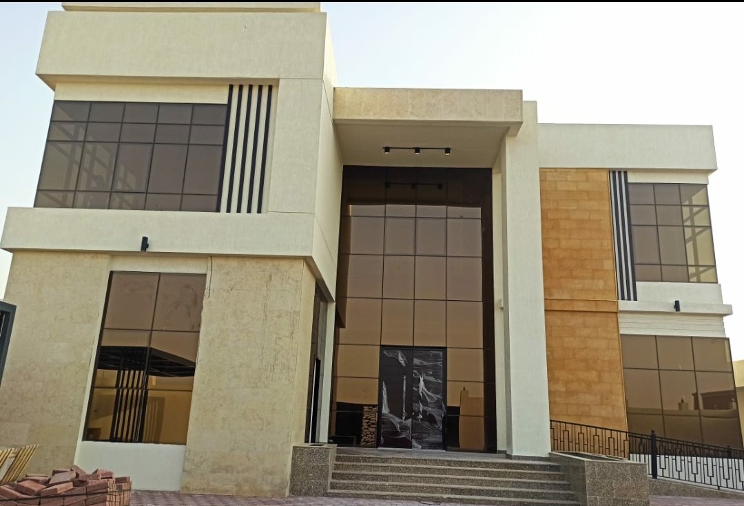 #للبيع فيلا جديدة دورين منطقة #الطي
تتكون من 5 غرف نوم ماستر  ومجلس كبير وصالة كبيرة مع مطبخ تحضيري مع ملحق فيه مطبخ وغرفة خادمه وغرفة غسيل
تكييف مركزي وكراج
مساحة الأرض 10500 قدم
مساحة البناء 7000 قدم
الفيلا شكل مودرن
للتواصل 0555670011
#الشارقة #حوشي #دبي #فلل