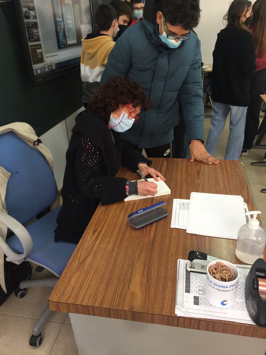 Avui hem estat amb els alumnes de 3er d’Eso del @divinamataro i han conegut de prop a l’escriptora <a href="/MaiteCarranza2/">Maite Carranza</a> i la seva novela “Calla, Cándida, calla” publicada per <a href="/loqueleo_es/">Loqueleo España</a> <a href="/jollibre/">Jollibre</a> <a href="/santillanagrupo/">Santillana Latinoamérica</a> Han fet preguntes molt interessants. Gràcies nois/es!
