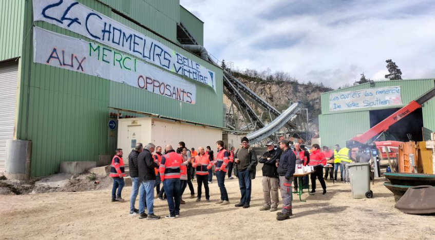 icisaintetienne's tweet photo. Les salariés de la carrière de Saint-Julien-Molin-Molette et certains habitants ont manifesté contre l'arrêt de l'exploitation imposé par le tribunal administratif de Lyon #Loire➡️ https://t.co/36jj6zXRiP https://t.co/ZJmDb8mV78
