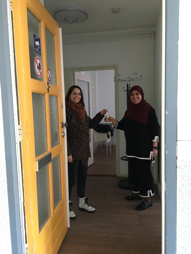 Vandaag de sleutels overhandigd gekregen van de nieuwe buurtkamer in de omgeving van Holtestraat. Samen met bewoners, jongeren en kinderen gaan we een super mooi programma maken met activiteiten voor jong en oud. 💫 Met speciale dank aan @balstermartijn en Salih Dakak.