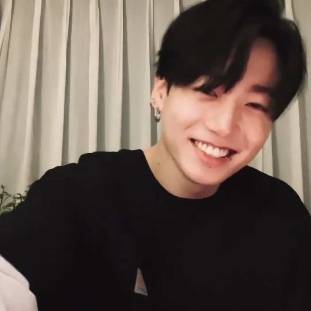 ILYJE0N's tweet photo. jungkook otursun onume sadece boyle gulsun sıkilmadan saatlerce izlerim https://t.co/BrliSqQgV4