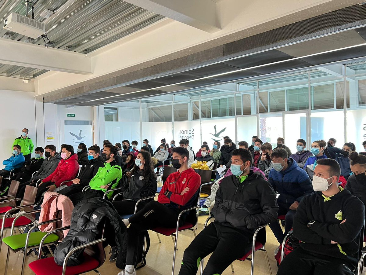 futbolalqazeres's tweet photo. Con motivo del Día Internacional de la Mujer, nuestro alumnado @alqazeres ha conocido el testimonio de @VeaGalan y @Mayte_perez7, actual cuerpo técnico del @cfsanjorge masculino de fútbol. Gracias por la ilusión transmitiendo vuestro ejemplo de lucha para demostrar vuestra valía. https://t.co/kwXCmwAW6l