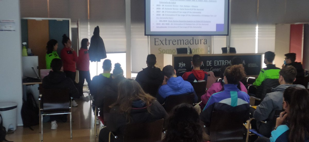 futbolalqazeres's tweet photo. Con motivo del Día Internacional de la Mujer, nuestro alumnado @alqazeres ha conocido el testimonio de @VeaGalan y @Mayte_perez7, actual cuerpo técnico del @cfsanjorge masculino de fútbol. Gracias por la ilusión transmitiendo vuestro ejemplo de lucha para demostrar vuestra valía. https://t.co/kwXCmwAW6l