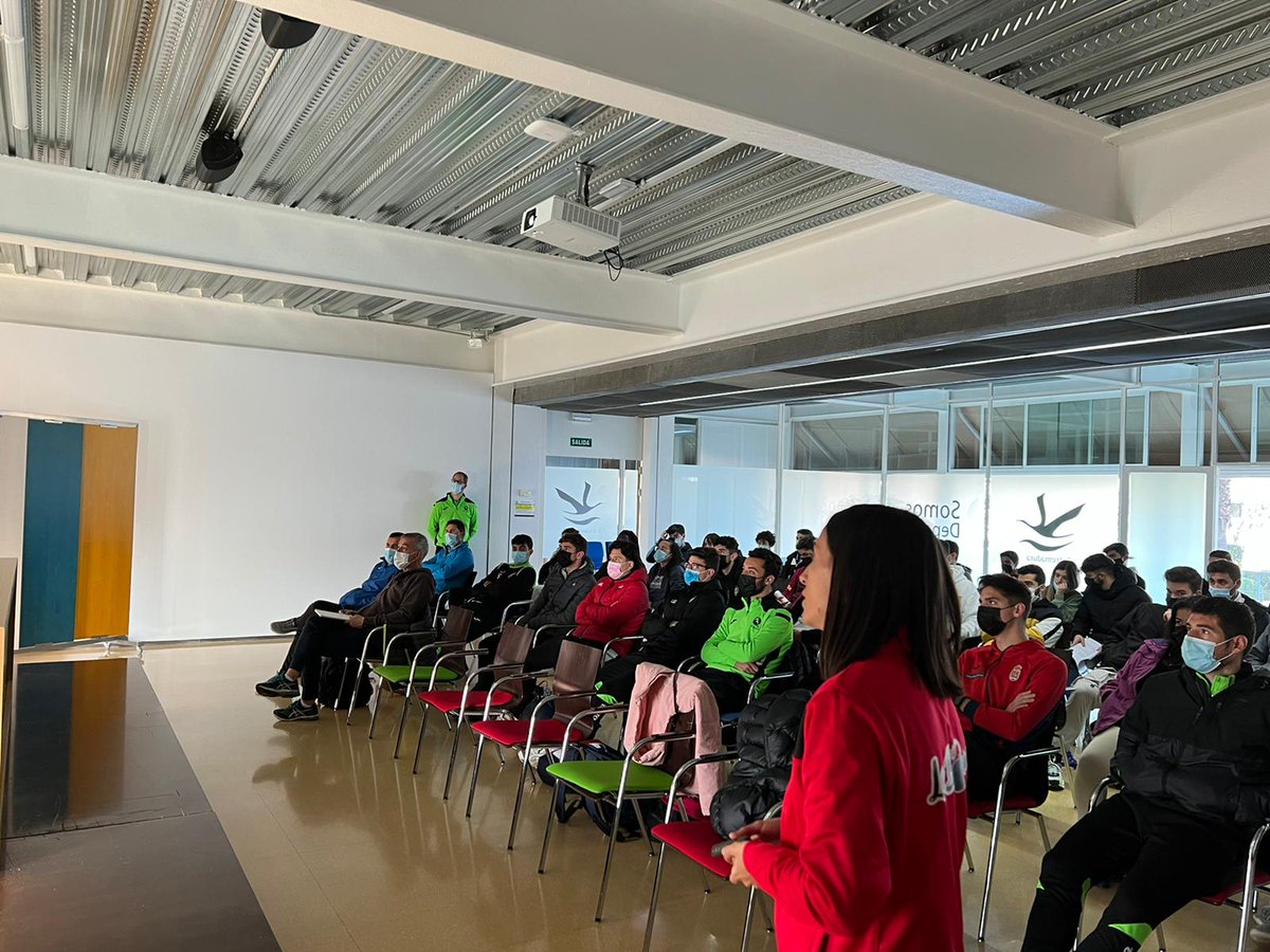futbolalqazeres's tweet photo. Con motivo del Día Internacional de la Mujer, nuestro alumnado @alqazeres ha conocido el testimonio de @VeaGalan y @Mayte_perez7, actual cuerpo técnico del @cfsanjorge masculino de fútbol. Gracias por la ilusión transmitiendo vuestro ejemplo de lucha para demostrar vuestra valía. https://t.co/kwXCmwAW6l