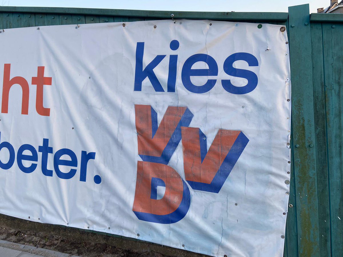 Drie keer een beklad spandoek. Drie keer schoongemaakt. Het resultaat van vandaag 👇

Onze oproep: ga stemmen. Vrije verkiezingen zijn niet vanzelfsprekend. 

En blijf met je poten van andermans spullen af. Kap met vandalisme.