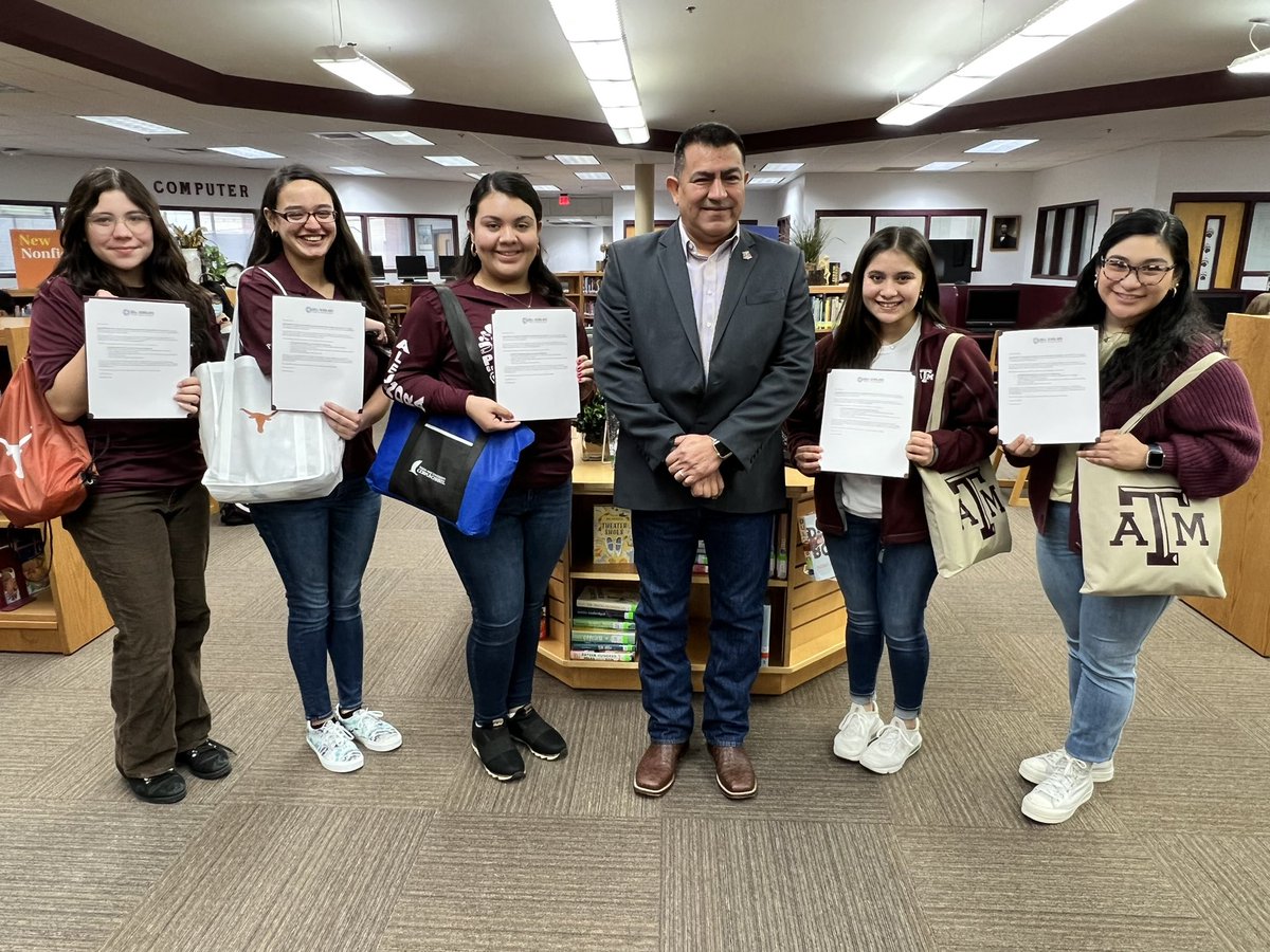 PSJAECHS's tweet photo. Dell Scholars Class of 2022. Congratulations Kaylee Leann Lopez, Ana Yolanda Garza, Issa Correa, Diana Gonzalez, and Dominique Salinas These students represent 4% of the applicants this year. Dell Scholars will provide them with a $20,000 scholarship to cover college costs. https://t.co/7C82CxuJY0