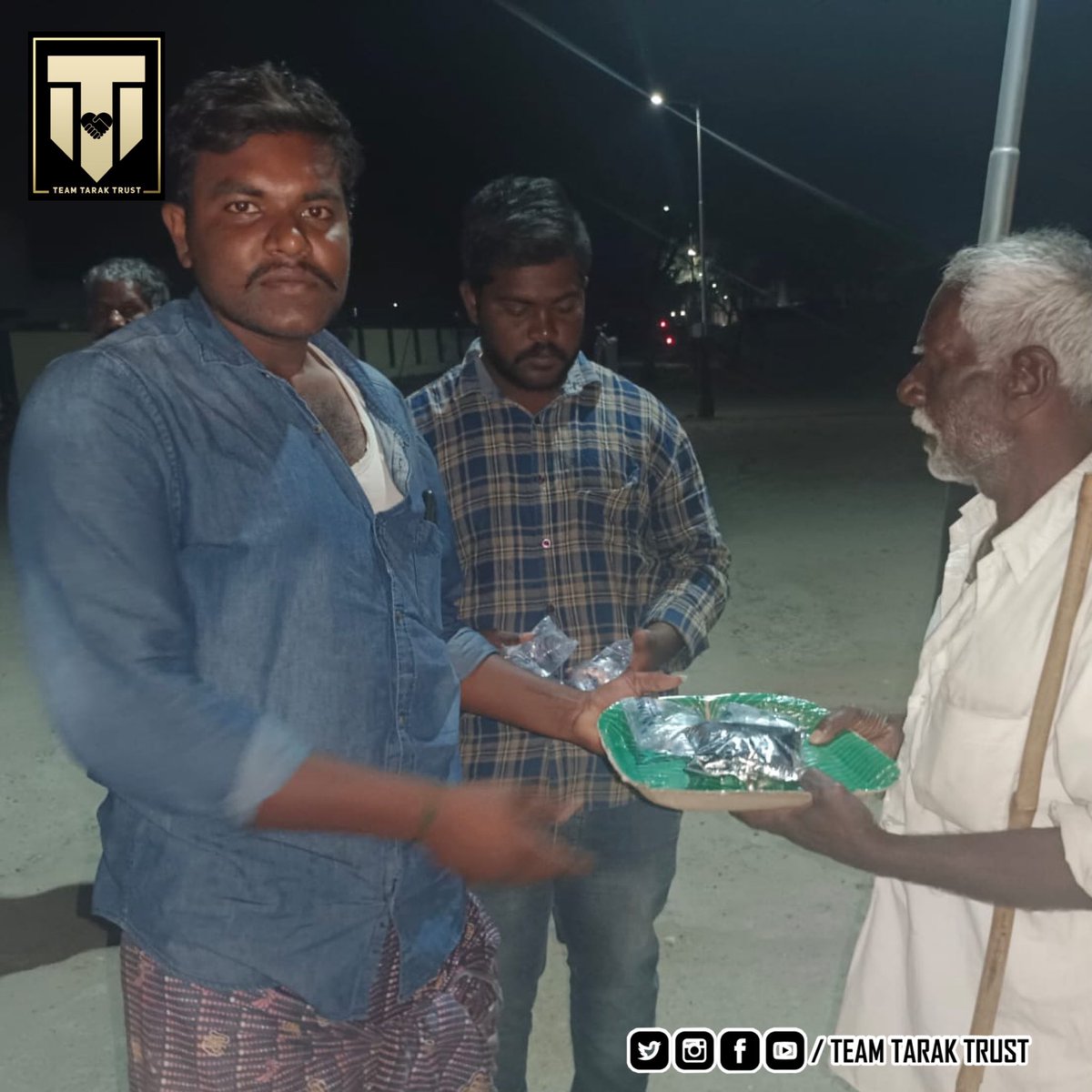 TeamTarakTrust's tweet photo. Day 577 Of Donate A Meal Campaign @TeamTarakTrust Members Donated Meals To 300 Needy People Around Guntur &amp; Vinukonda .

@tarak9999 ❤️
#TeamTarakTrust
#DonateAMealWithTeamTarakTrust https://t.co/w4PiQwHIZr