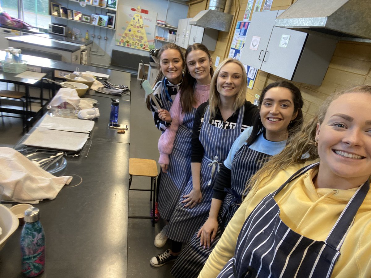 So much fun baking today at the CB Bake off! Well done to @ClaireKeady @HomeEc2020 for organising! It was the best! 👩‍🍳😍 #cbwellbeing @Colaistebride