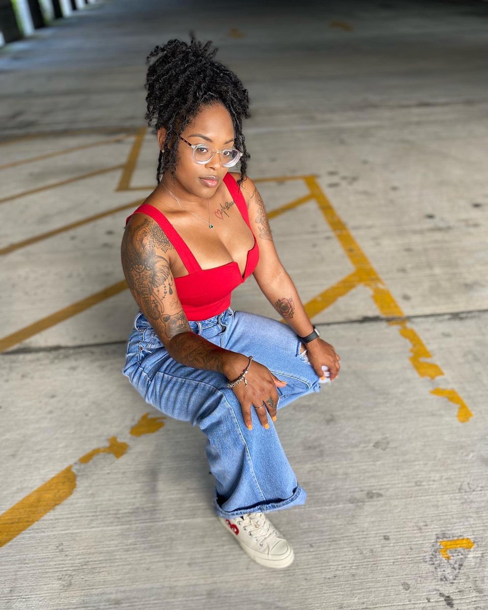 afrocentriccc's tweet photo. The locs are flourishing &amp; so am I 🤎 https://t.co/TAohh60oiS