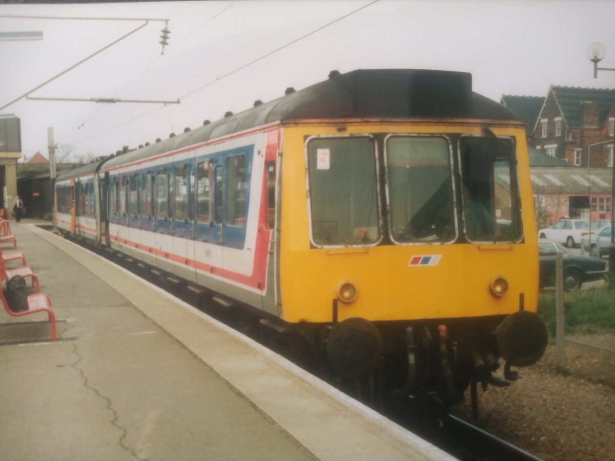 MarkTur05071887's tweet image. Two car dmu stands in the bay platform at Bedford prior to working a service to Bletchley in 1992 .