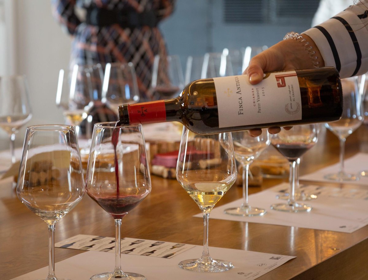 ¿Os gustaría disfrutar con papá un bonito día en familia visitando Finca Antigua y probando sus vinos?
Para celebrar el #diadelpadre hemos preparado una fantástica visita guiada. 
Conoce todos los detalles de este planazo y reserva a través de nuestra web fincaantigua.com