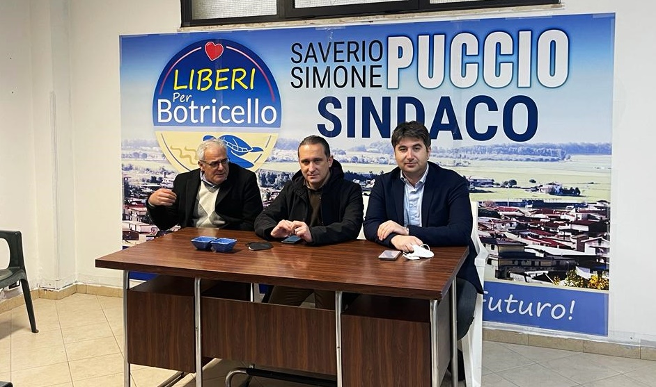 antoniolosc's tweet photo. 📌 Altra giornata d'incontri con parti sociali, lavoratori e realtà politiche. Alla Cittadella regionale con l'Usb Vigili del fuoco e gli operai della discarica di Alli, impegnati in delicate vertenze. Infine a Botricello per sostenere i candidati Simone Puccio e Franco Falbo https://t.co/Is97vhtzqj