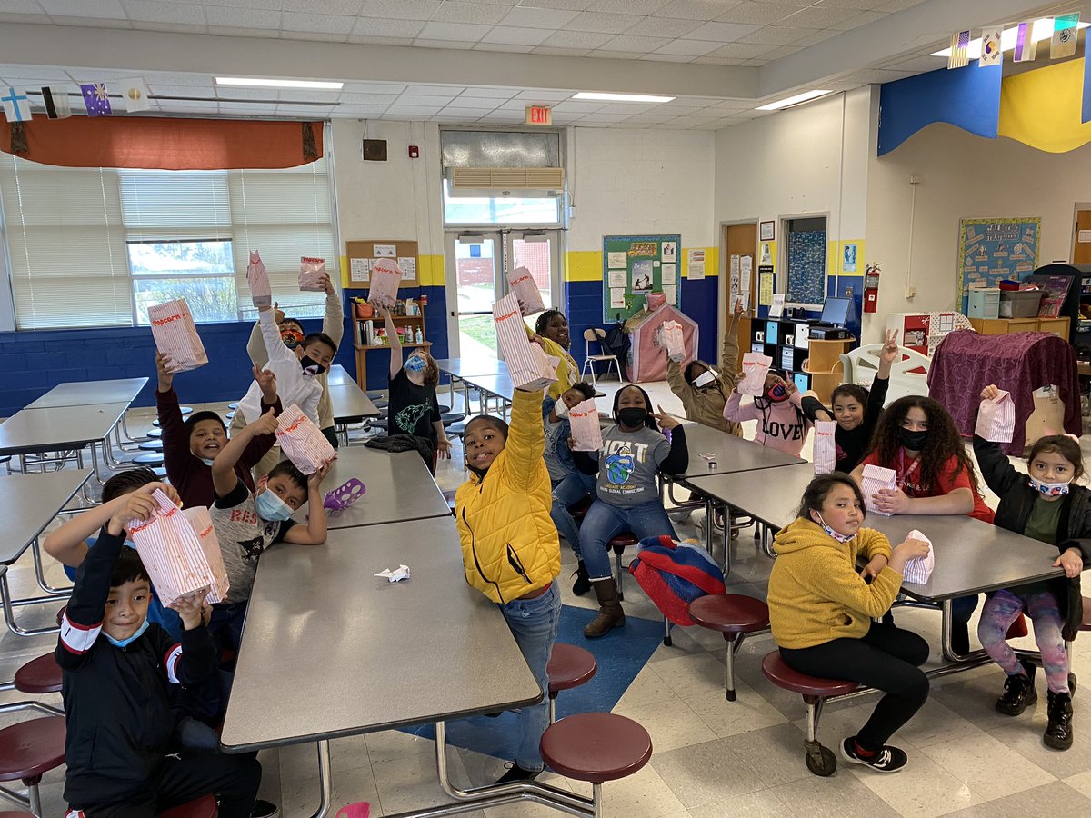 McnallysMinions's tweet photo. 🍿🎉 Thanks @holt_school! We’re making growth, baby! #thirdgrade #iReady #math #popcornparty #cuteclass https://t.co/83fjPSeaXg