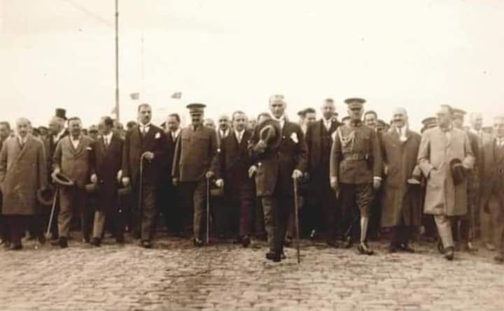 Bu fotoğrafı alın, çerçeveletin çocuklarınızın odalarına asın. Eğer bu fotoğrafı bu kadar önemli kılan şey nedir diye sorarlarsa, onlara aynen şöyle söyleyin: