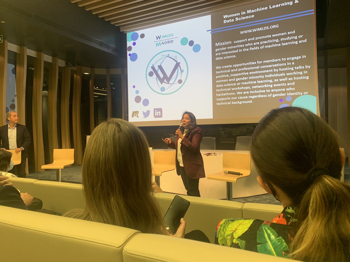 ¡Comenzamos! <a href="/EduvigisOrtiz/">Eduvigis Ortiz</a> nos da la bienvenida por parte de <a href="/WiMLDS_Madrid/">WiMLDS Madrid</a>.  #meetup #womenintech