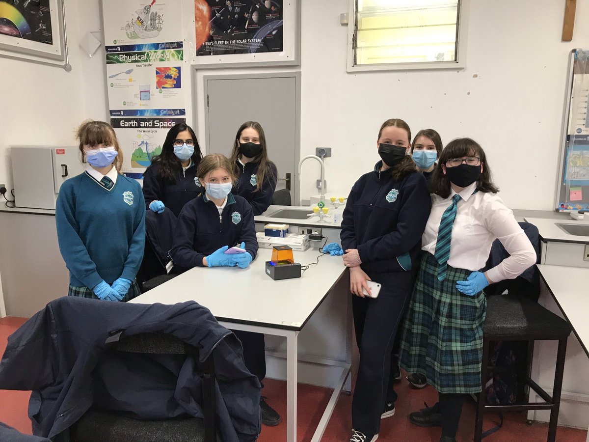le_swashbuckler's tweet photo. A selection of photos from our after school. Tensile strength of hair, Forensics, transpiration in plants and more to come 👀 #Scienceclub @stpaulsg @stpaulsgscience #girlswhoscience https://t.co/BnlvCjeEKb