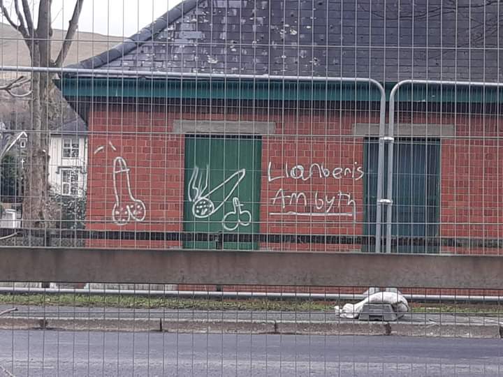 Mae ein trigolion yn gweithio'n ddiflino i gadw eu pentref yn daclus, yna mae gennych chi hyn ym mhobman!  Yn sicr ddim o safon #Banksy nag #tgaucelf
 
Rsidents are working tirelessly to keep their village tidy then you have this everywhere.  Certainly not future #banksyartwork