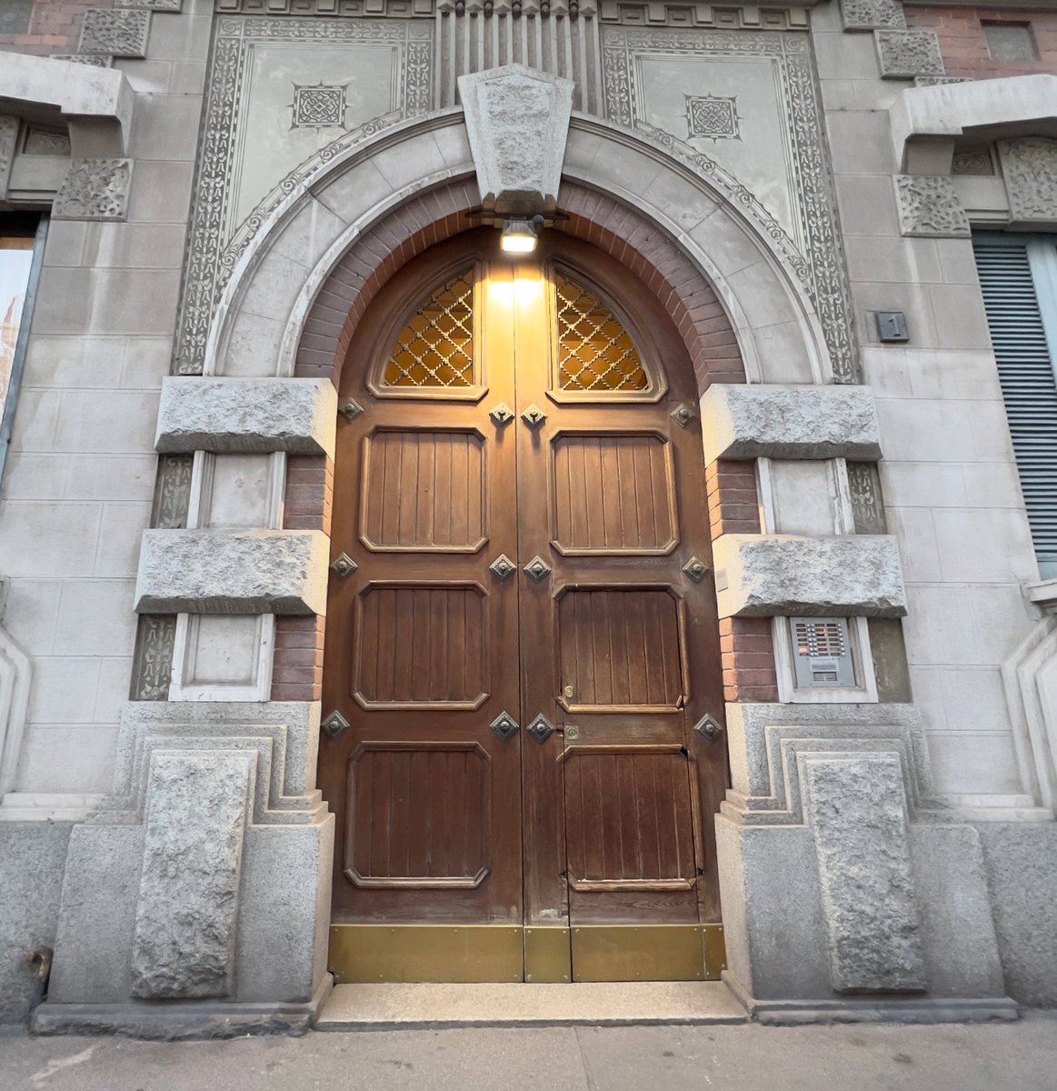 365Dem's tweet photo. 002 of 365 - Date of photo shooting: 10 marzo 2022; Address: Podgora Street, 1 Milano (MI) 20122 Italy

https://t.co/JWAtbiGKTt

#nft #digitalart #nftartist #cryptoart #cryptoartist #nftcollection #nftnews #nftartwork #nftphotography #milano #entryphones #nftproject #365dem https://t.co/SSaZo1P7N4