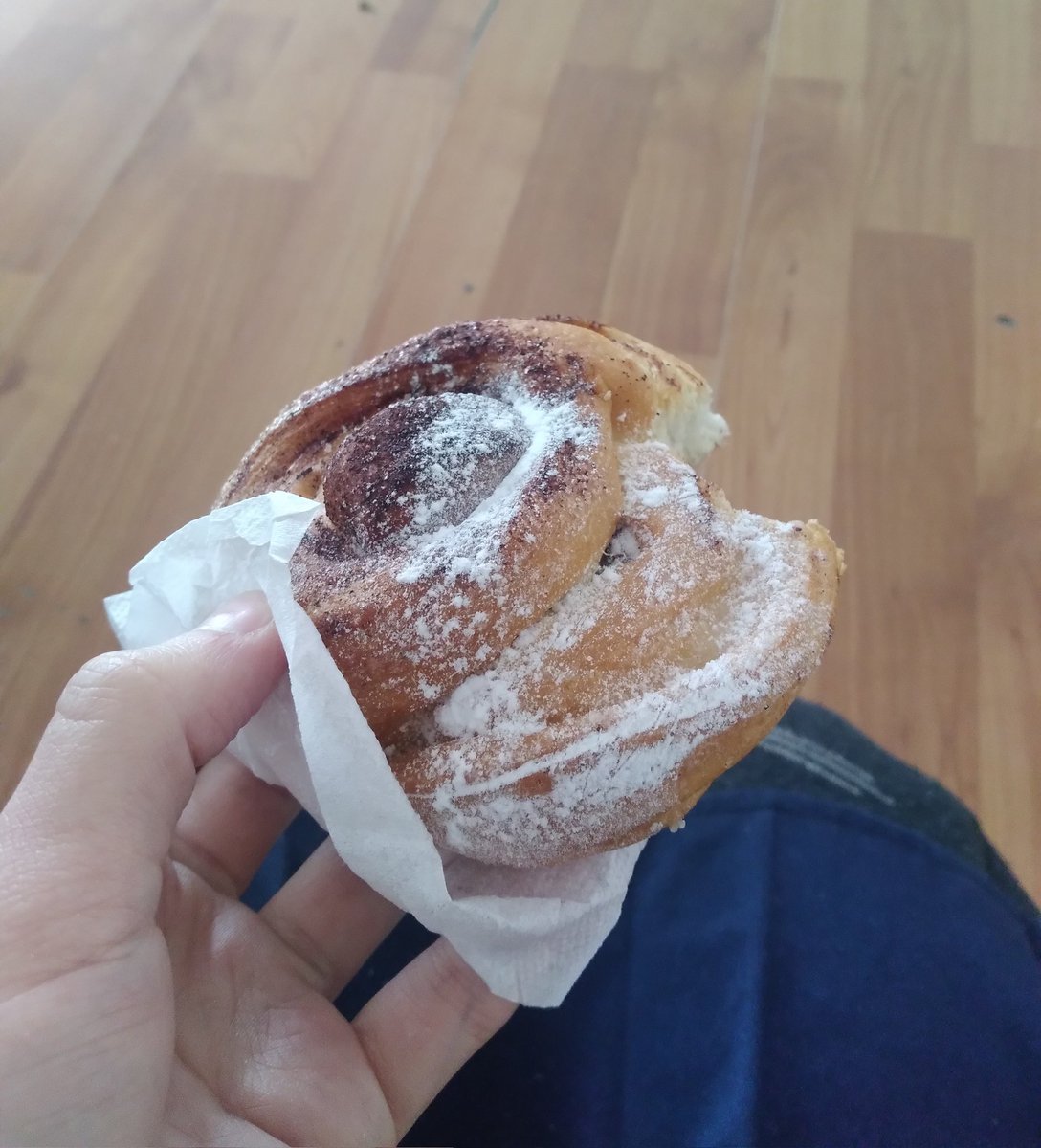 я живое 
ем булочку :)