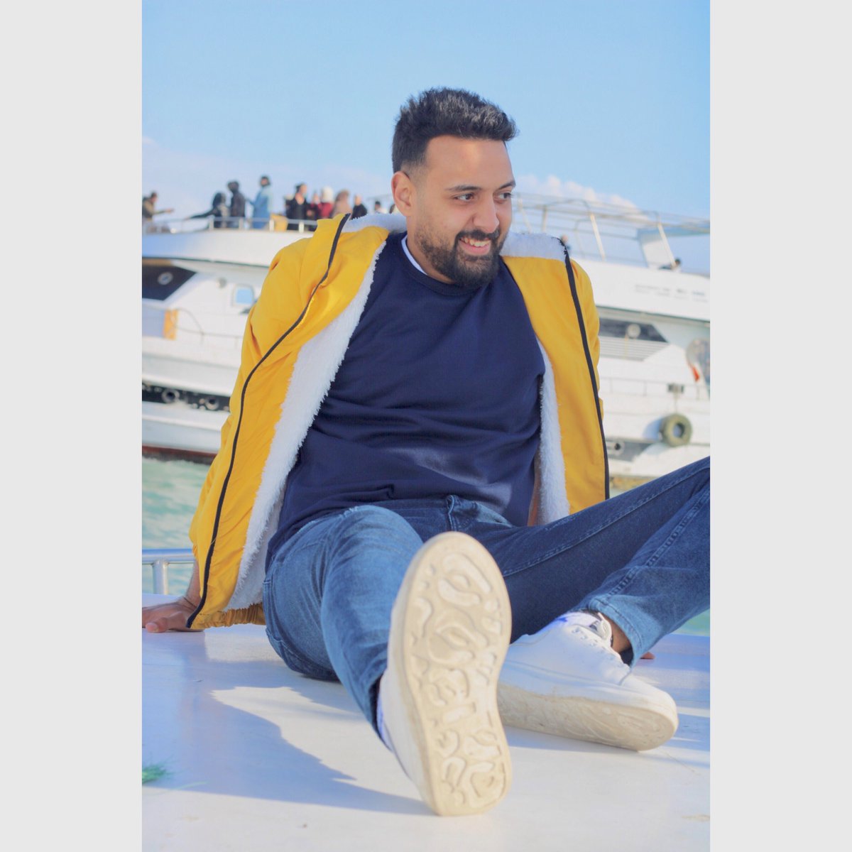 Ebraa_yoSry's tweet photo. لوحدي بكون رايق 💛✌🏻 https://t.co/dp1K689qbe