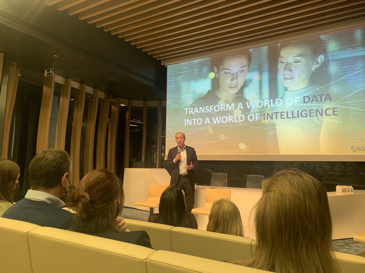 Gracias a <a href="/ch_gardiner/">Christian Gardiner</a> por la magnífica bienvenida y a <a href="/SASEspana/">SAS España</a> por ser nuestro anfitrión esta tarde. #womenintech #DataScience #machinelearning