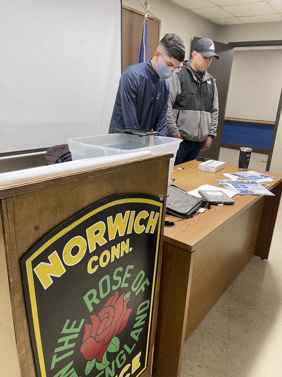Pca9802's tweet image. Teaming with Prime Montville and FN sub paid consultant Rob Fontain at the Norwich Police Department for a FN event! @keroninc @pnixnix @FrenisGregg @Hope_Chapman @jmailloux19 @stevepolis #OurNE #SWAT #FirstNet