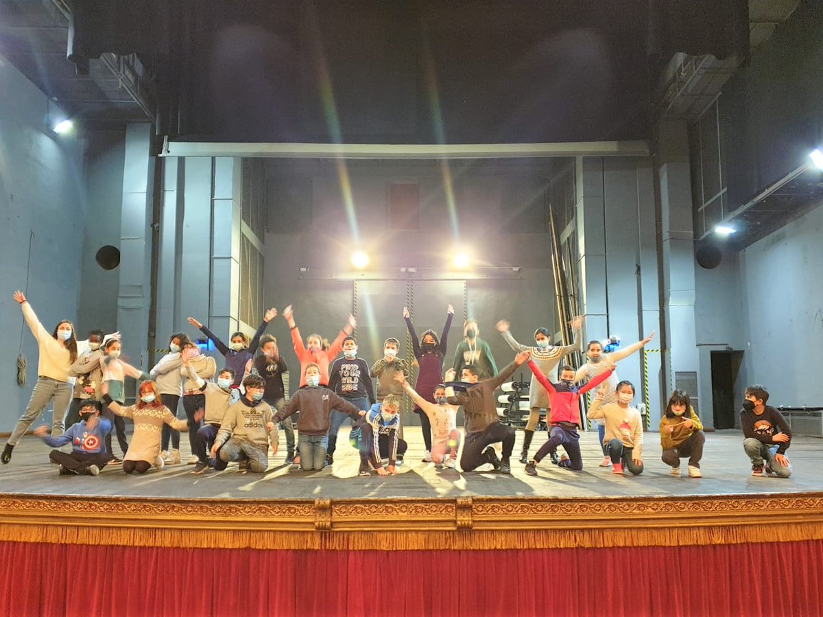 escola_reus's tweet photo. Avui els nens i nenes de 5è hem fet la primera visita al teatre Fortuny que forma part del Projecte Vincles. La Cristina i la Dolors ens han fet un recorregut màgic de les diferents parts del teatre
#escolamisericordiareus #teatrefortuny #projectevincles #reuseducació https://t.co/be8ebBJS2a