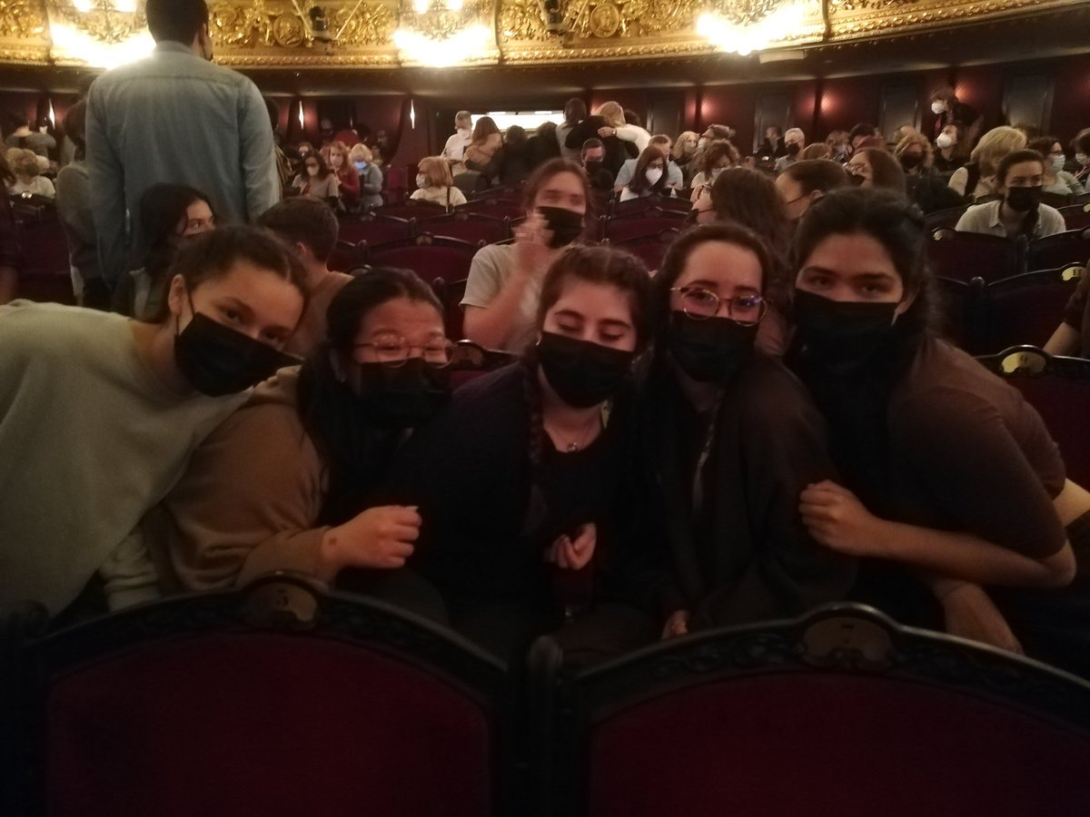 DepPlasticaClot's tweet photo. les nostres alumnes a punt de cantar #elmonstrealLaberint @Liceu_cat #JEclot toitoi! https://t.co/Owyktt4E28