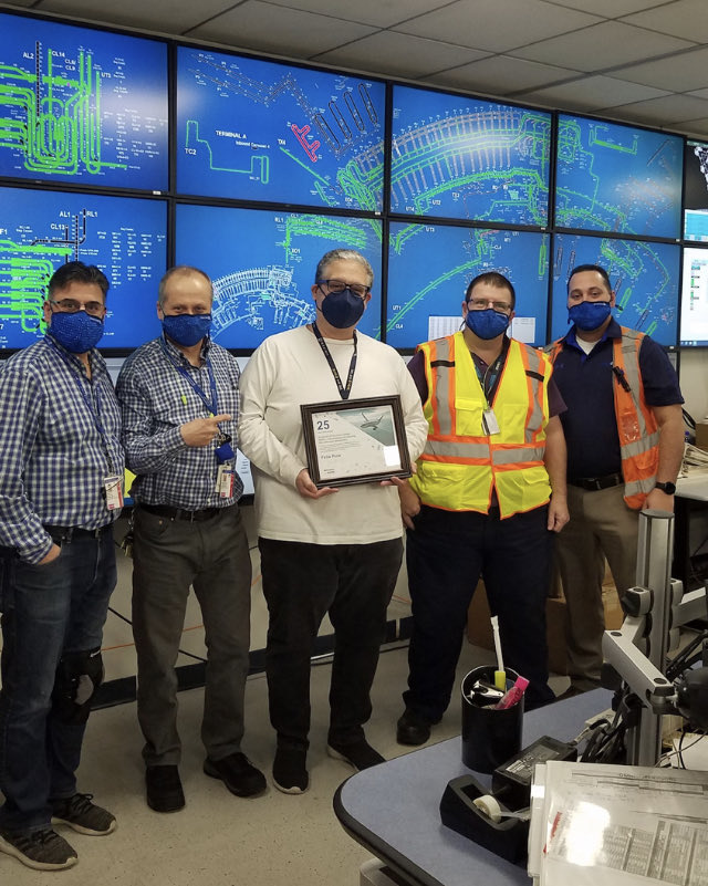 jarekdab's tweet photo. Congratulations to one od the most dedicated employees United Will ever have! Felix, Happy 25 and wishing you at least 25 more! ⁦@rodney20148⁩ ⁦@Mike721Mike⁩ https://t.co/fPkyFfmdTm