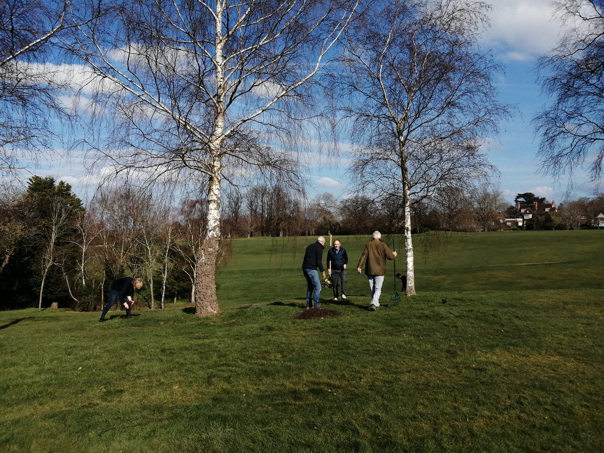 RussellBainHGK's tweet photo. Thanks to the members of @chislehurstgolf who gave up a couple of hours of their time this afternoon to help tidy the course up after recent high winds. https://t.co/gCyhb8GkC0