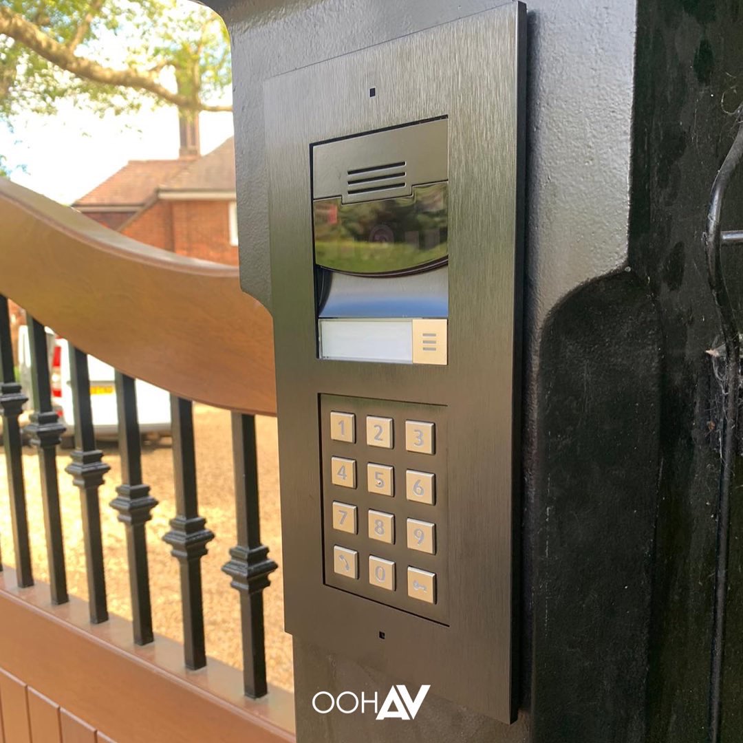 ooh_av's tweet photo. Your Smart Home starts at the front gates!

This beautiful Control4 door station provide crystal clear video and audio to your phones or Control4 Touchscreen when guests arrive. 

@ooh_av making Smarter Homes across #essex is what we do. 

#smarthomes #design #install #enjoy https://t.co/7ZlByP5gXh