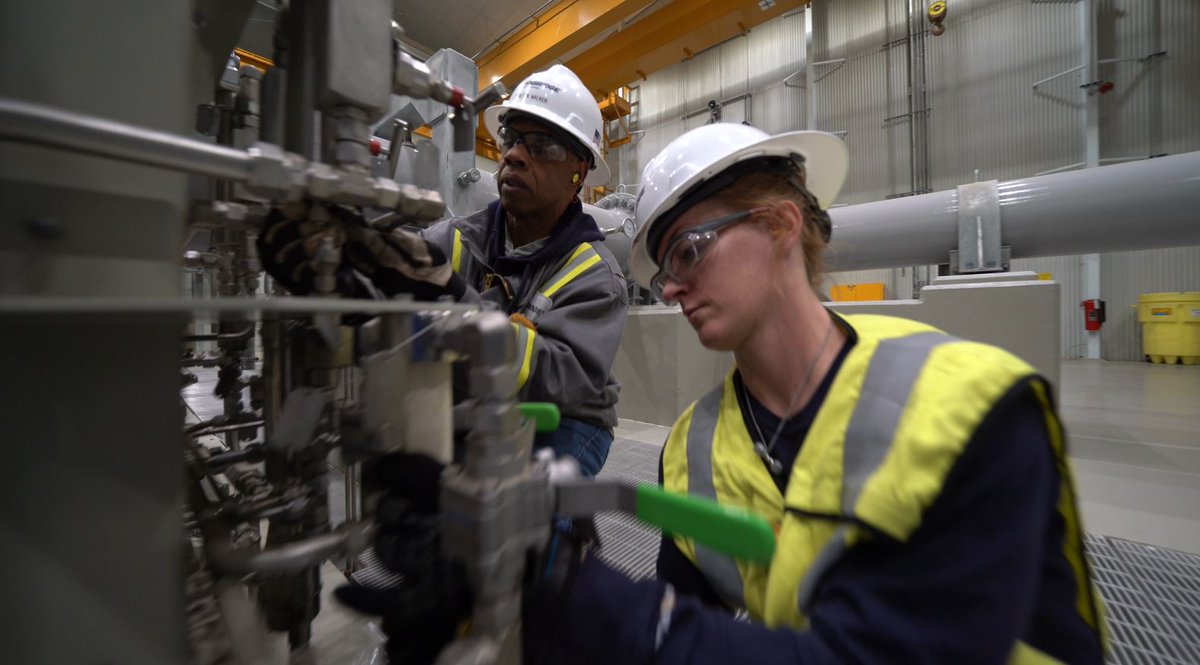 Enbridge's tweet photo. It’s #WomensHistoryMonth &amp; we’re celebrating the contributions of our team members in the workplace &amp; communities! Thank you to all the women at Enbridge for your leadership &amp; dedication. https://t.co/qFOxHdrSpZ