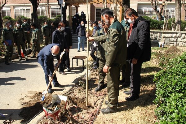 هم‌زمان با هفته درخت‌کاری و منابع طبیعی، بیش از ۴۵ نهال در قسمت‌های مختلف فضای سبز #دانشگاه_صنعتی_شریف با حضور اعضای مختلف خانواده دانشگاه کاشته شد.
روز یک‌شنبه نیز از کارکنان فضای سبز دانشگاه تقدیر به عمل آمد و آقای صبرعلی نظری به عنوان باغبان نمونه دانشگاه معرفی گردید.