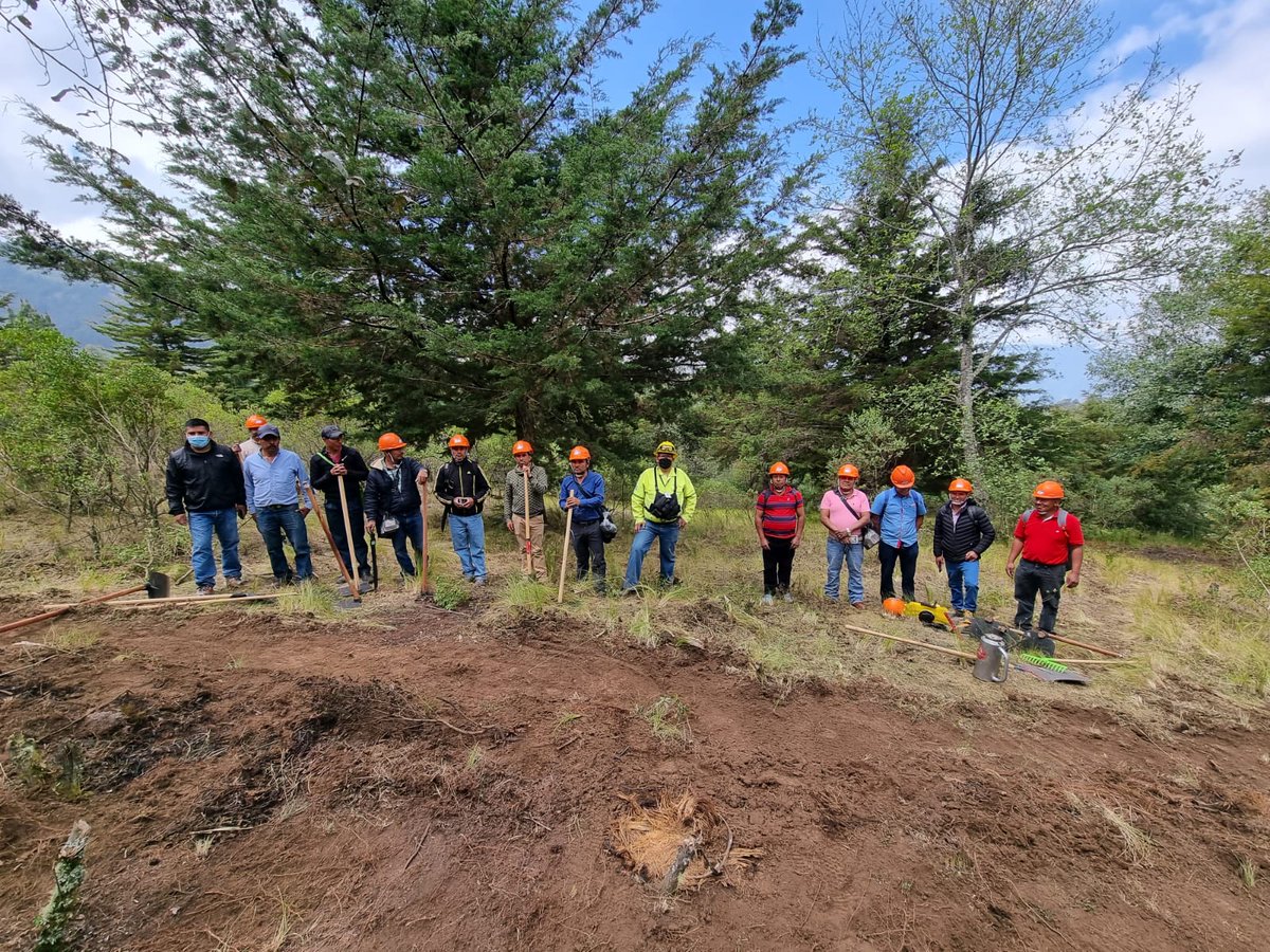 inabguatemala's tweet photo. Con la práctica en construcción de líneas de defensa, control y liquidación de incendios, finalizó taller de Técnicas Básicas para Control de #IncendiosForestales, en el bosque municipal Aldea #Tompac #NuevoHorizonte, #Tacaná, #SanMarcos. https://t.co/jjHYshCrMJ