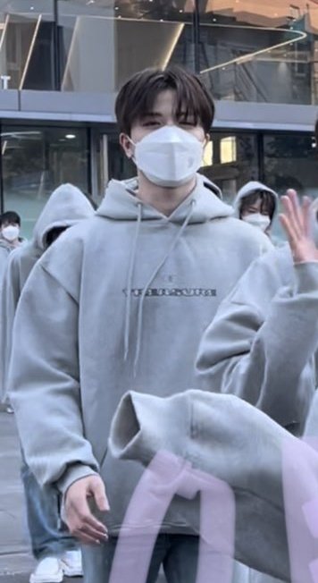 kokonatss's tweet photo. @treasuremenfess biasanya mirip jeno si adek, kayak disini mirip bgt postur badan nya t___t https://t.co/bJeCUk8Mo1