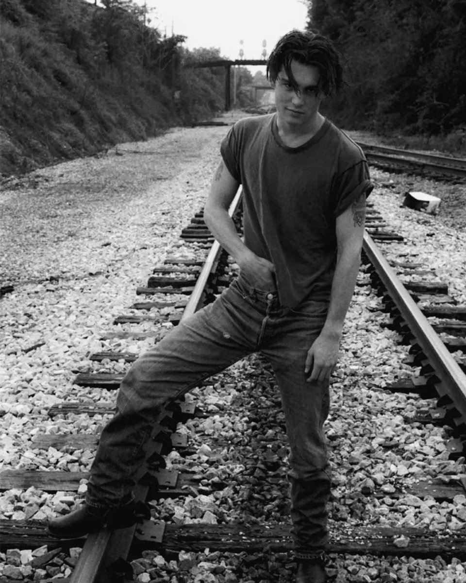 DEPPNOTIC's tweet image. johnny depp, 1991