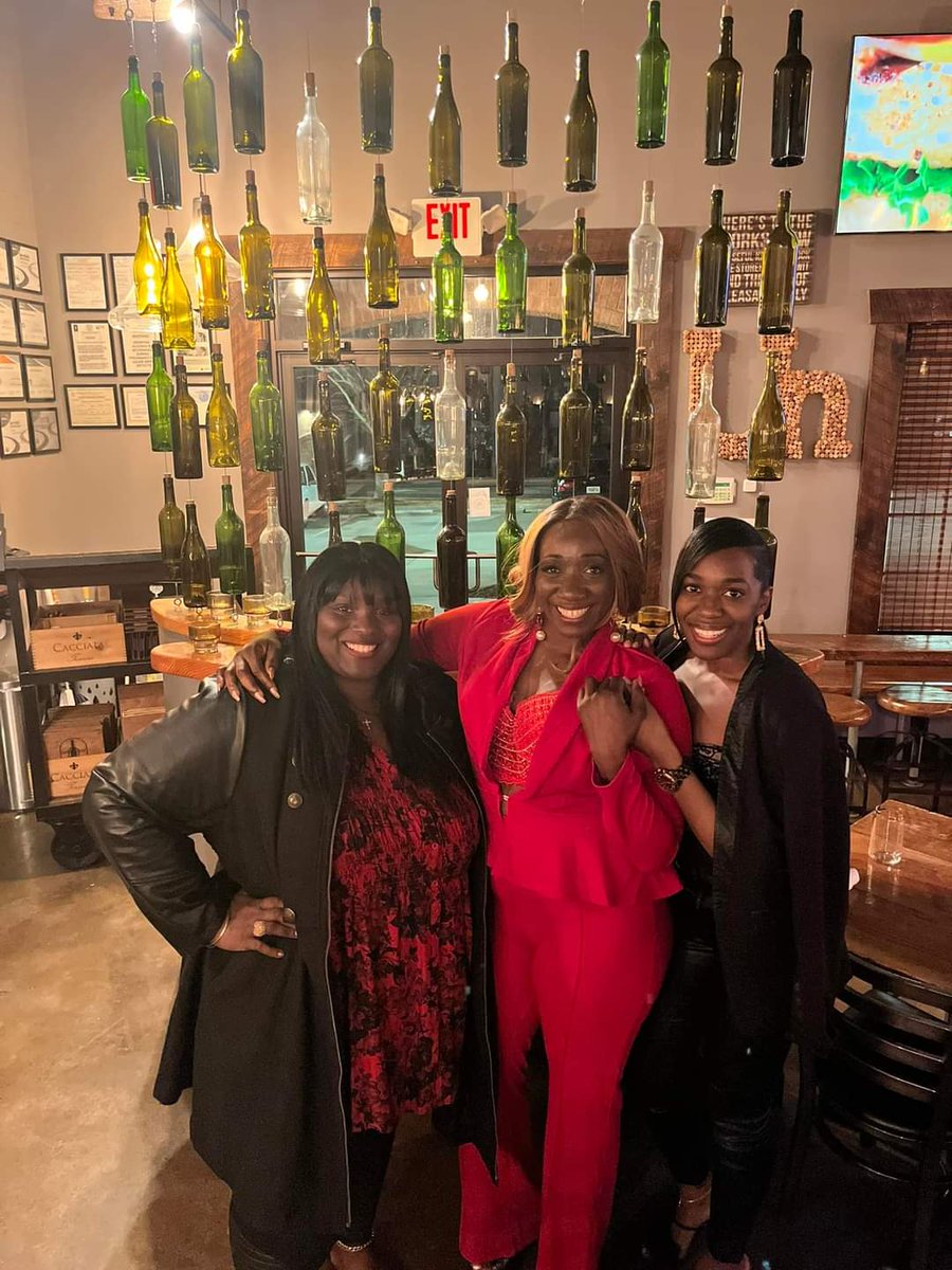 queeett's tweet photo. Grateful That My QueenDaughter Chaquanzha Stephenson was here to celebrate with me tonight❤️❤️❤️ I am going to Miss her when she leaves me tomorrow 🌹🌹🌹I DO IT FOR My Why’s!!! NOLIMITS https://t.co/ZyJWytUC1U