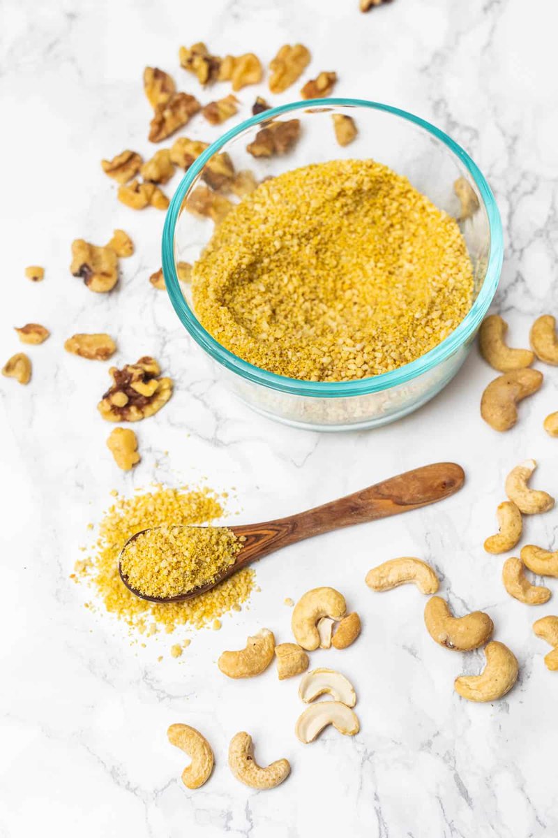 This 5 minute vegan parm is ready to sprinkling on pasta dishes, using in pesto, or adding to vegan lasagna! 🧀

🍝 Recipe: seitanbeatsyourmeat.com/vegan-parmesan…