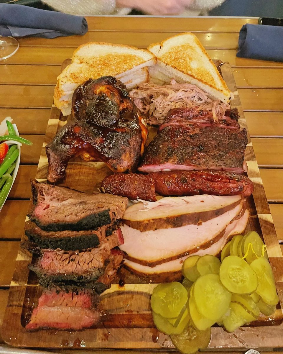 DallasSmokyRose's tweet photo. Eating good today.😍🤤 Drop a comment if Tex-Que is your favorite food group!
•
•
•
#dallassmokyrose #dallasbbq #dallaseats #214eats #bestof214 #texasbbq  #visitdallas #texastodo #txbbq #dallasrestaurants #dallasnightlife #dallassocial #dallasfun #exploredallas #dallasfood https://t.co/YzLmCTFkCv